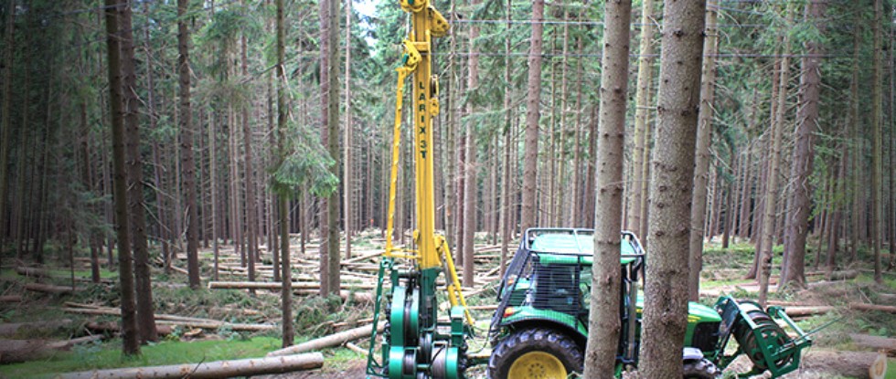 Nabízíme komplexní služby v oboru lesnictví
Pro svoji činnost využíváme vlastní moderní techniku, která zaručuje efektivní práci.